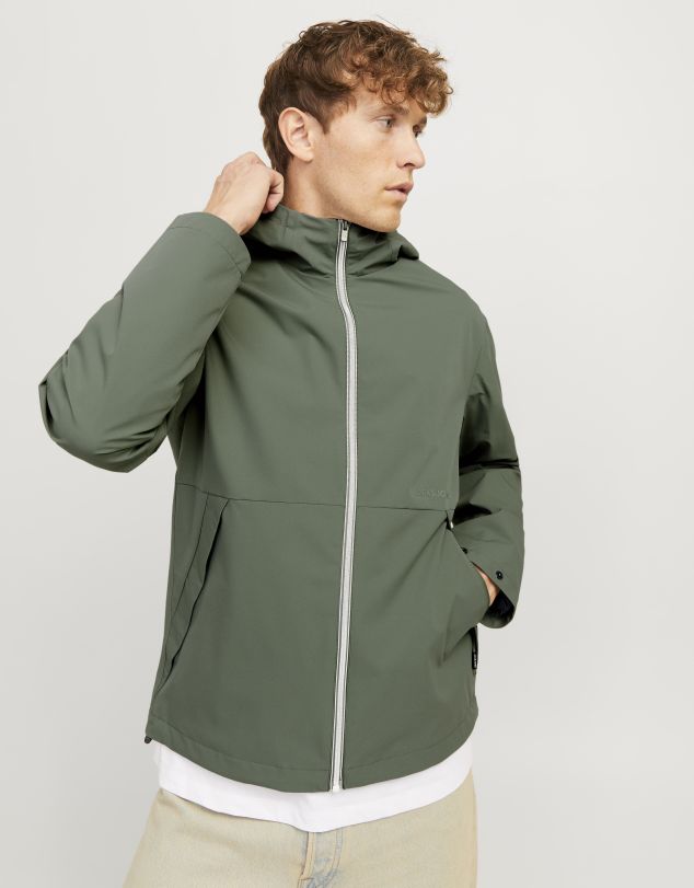 CAZADORA  LIGERA CON CAPUCHA DE HOMBRE DE JACK AND JONES