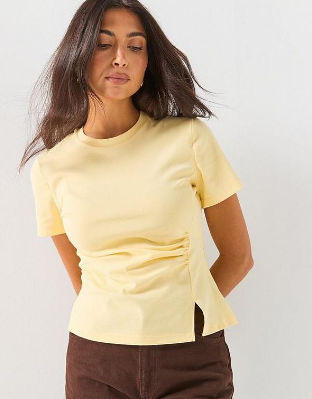 CAMISETA DE MANGA CORTA CON APERTURA LATERAL Y FRUNCIDO DE MUJER DE JACQUELINE DE YONG