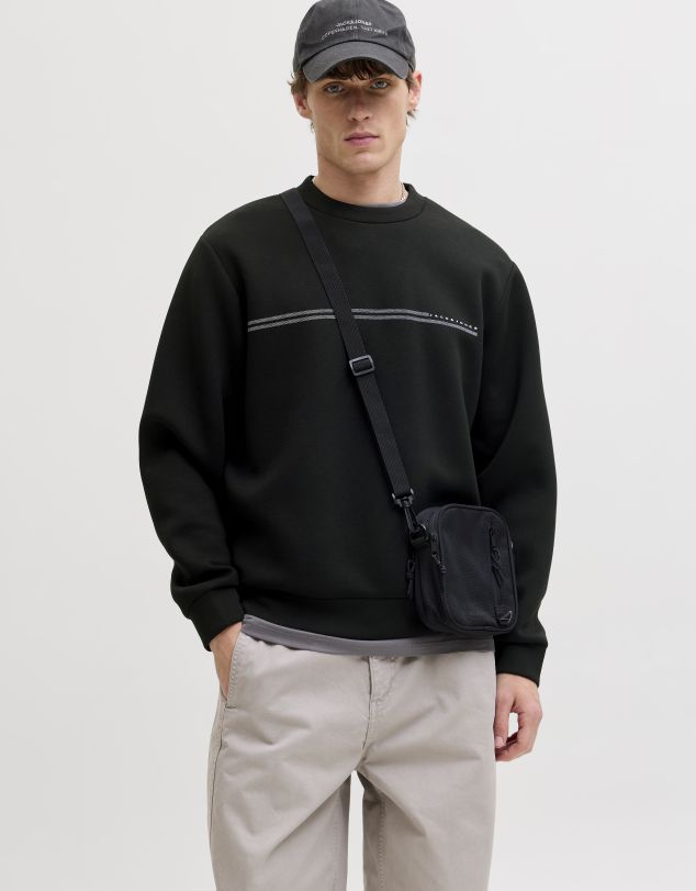 SUDADERA LISA DE CUELLO REDONDO Y DETALLE EN EL PECHO DE HOMBRE DE JACK AND JONES